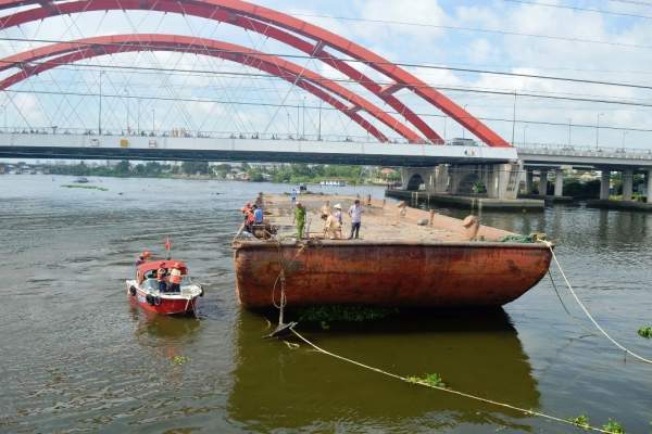 Phong tỏa cây cầu trăm năm tuổi để giải cứu sà lan 3