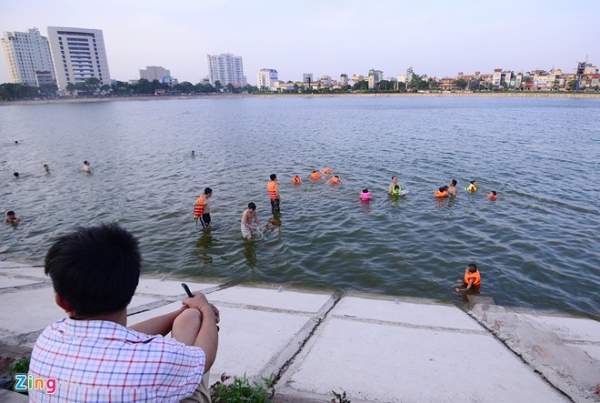 Hà Nội nóng 40 độ C, hồ nước thành bãi tắm 6