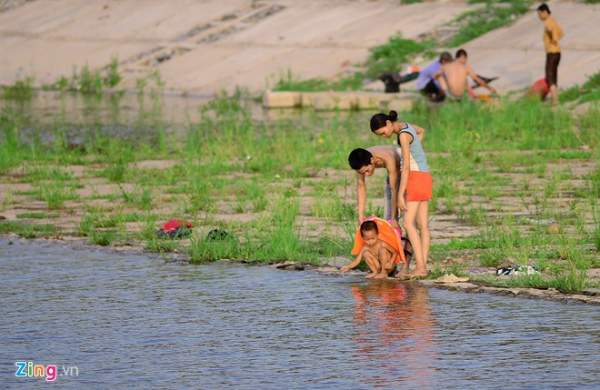 Hà Nội nóng 40 độ C, hồ nước thành bãi tắm 4