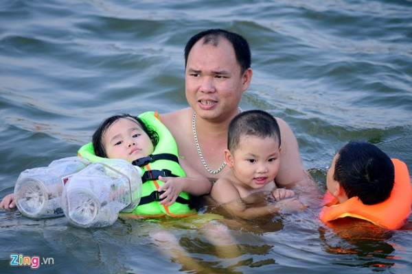 Hà Nội nóng 40 độ C, hồ nước thành bãi tắm 5