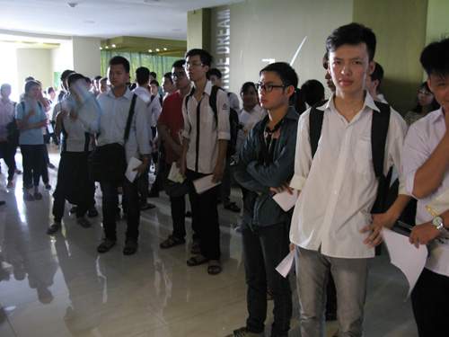 Sáng nay, hơn 6.000 thí sinh đầu tiên thi vào ĐH Quốc gia Hà Nội 17