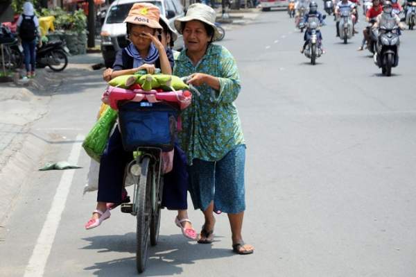 Người Sài Gòn tìm bóng râm tránh nắng 10