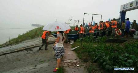 Trung Quốc dốc toàn lực giải cứu nạn nhân vụ chìm tàu 4