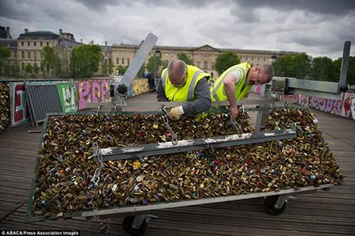 Hình ảnh Paris chính thức phá dỡ hàng trăm nghìn “biểu tượng tình yêu“ 9