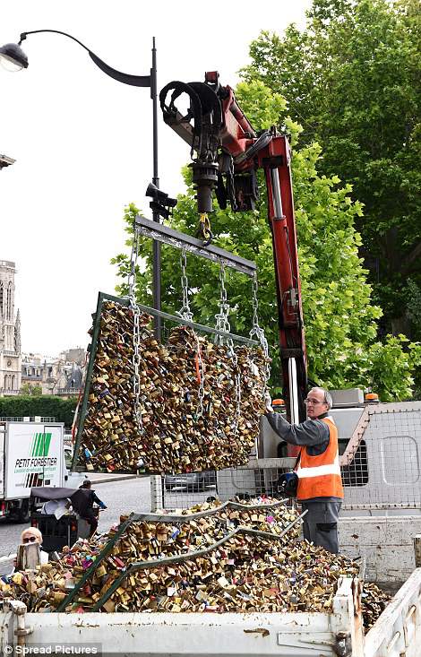 Hình ảnh Paris chính thức phá dỡ hàng trăm nghìn “biểu tượng tình yêu“ 5