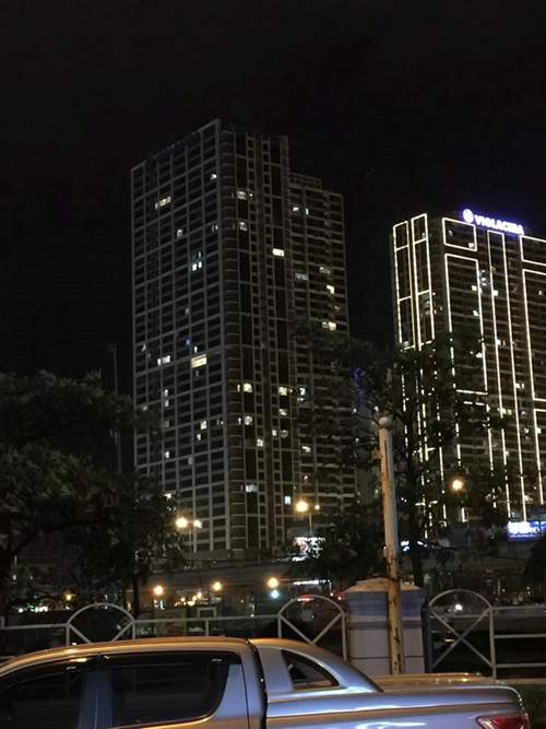 HN: Lại nổ đèn ở cao ốc 40 tầng, người đi đường tái mặt 2