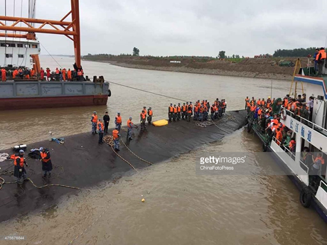 Trung Quốc tìm thấy 26 thi thể, chuẩn bị lật tàu chìm giữa sông 5
