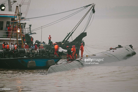 Trung Quốc tìm thấy 26 thi thể, chuẩn bị lật tàu chìm giữa sông 3