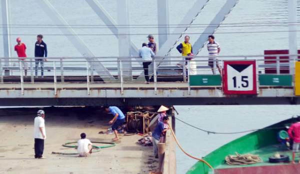 Sà lan lại kẹt dưới cây cầu 113 tuổi ở Sài Gòn 5