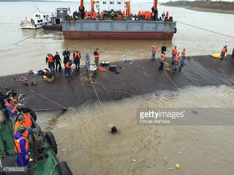 Trung Quốc tìm thấy 26 thi thể, chuẩn bị lật tàu chìm giữa sông 4