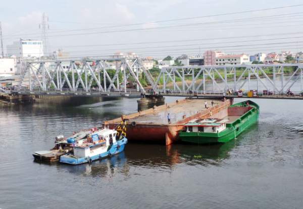 Sà lan lại kẹt dưới cây cầu 113 tuổi ở Sài Gòn 4