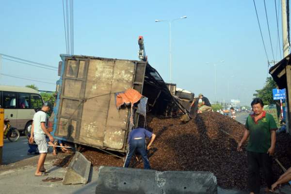 Xe tải “nằm vạ”, hàng tấn vỏ hạt điều tràn quốc lộ 1A 2