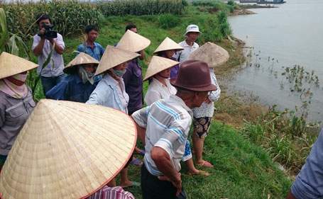 Phú Thọ: Lo sợ mất đất canh tác, hàng chục hộ dân xua đuổi tàu khai thác cát 4