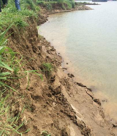 Phú Thọ: Lo sợ mất đất canh tác, hàng chục hộ dân xua đuổi tàu khai thác cát 2