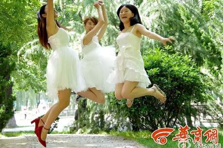Trào lưu dùng váy cưới chụp ảnh kỷ yếu của nữ sinh Trung Quốc 3