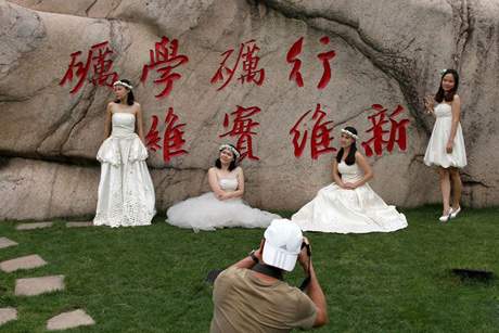 Trào lưu dùng váy cưới chụp ảnh kỷ yếu của nữ sinh Trung Quốc 6
