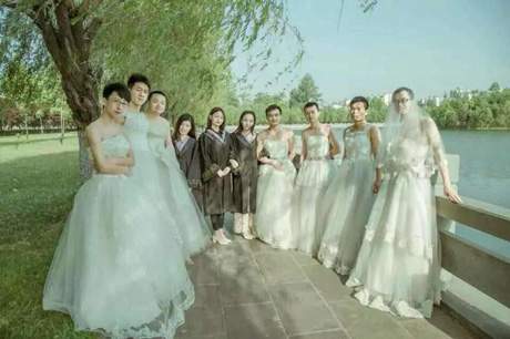 Trào lưu dùng váy cưới chụp ảnh kỷ yếu của nữ sinh Trung Quốc 23