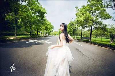 Trào lưu dùng váy cưới chụp ảnh kỷ yếu của nữ sinh Trung Quốc 16