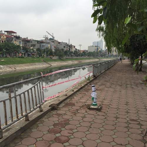Hà Nội: Ô tô lao xuống sông Tô Lịch, tài xế tử vong 2