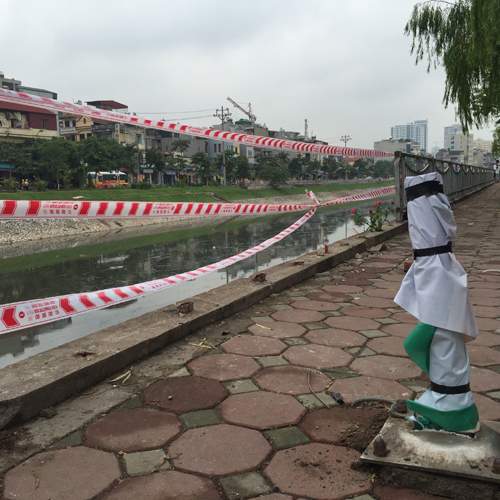 Hà Nội: Ô tô lao xuống sông Tô Lịch, tài xế tử vong 3
