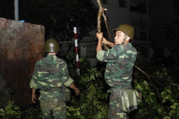 Bộ đội trắng đêm thu dọn cây đổ trong nội thành Hà Nội 6