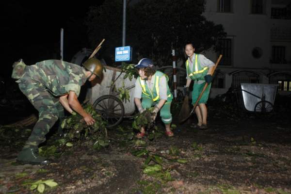 Bộ đội trắng đêm thu dọn cây đổ trong nội thành Hà Nội 10