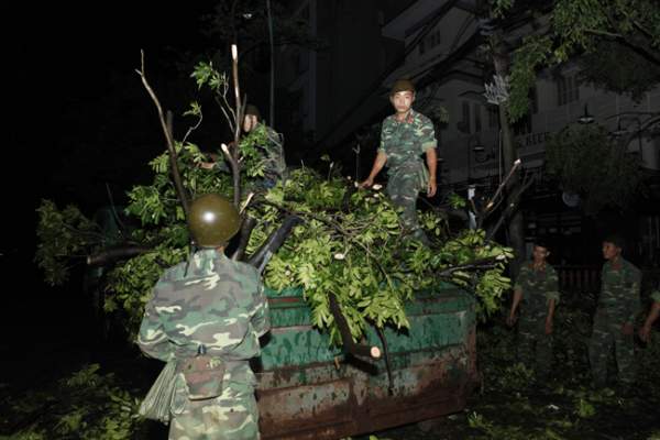Bộ đội trắng đêm thu dọn cây đổ trong nội thành Hà Nội 7