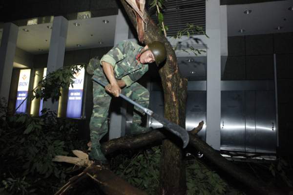 Bộ đội trắng đêm thu dọn cây đổ trong nội thành Hà Nội 3