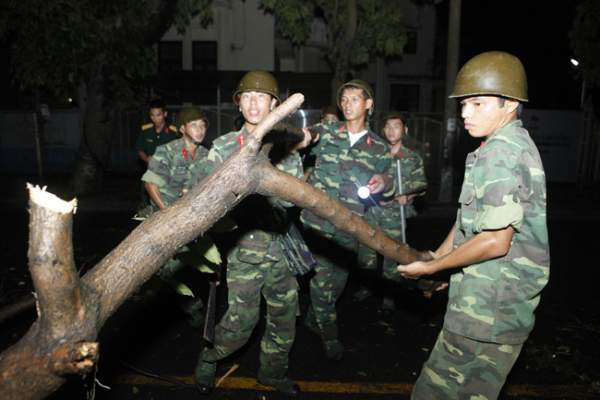 Bộ đội trắng đêm thu dọn cây đổ trong nội thành Hà Nội 5