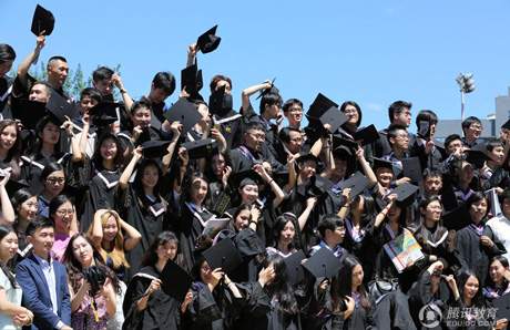 Nữ sinh Học viện Điện ảnh Bắc Kinh rạng ngời ngày tốt nghiệp 12