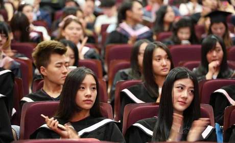 Nữ sinh Học viện Điện ảnh Bắc Kinh rạng ngời ngày tốt nghiệp 2