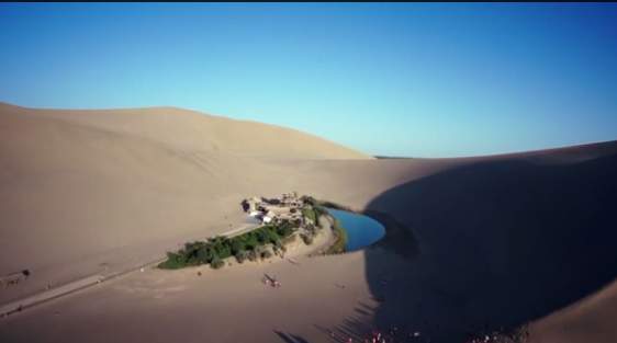 Hồ nước 2000 năm kỳ lạ giữa sa mạc khô cằn 2