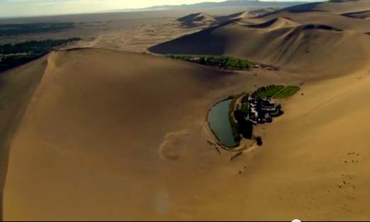 Hồ nước 2000 năm kỳ lạ giữa sa mạc khô cằn 3