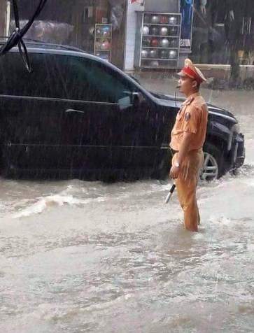Hình ảnh CSGT dầm mưa phân luồng chống ùn tắc 7