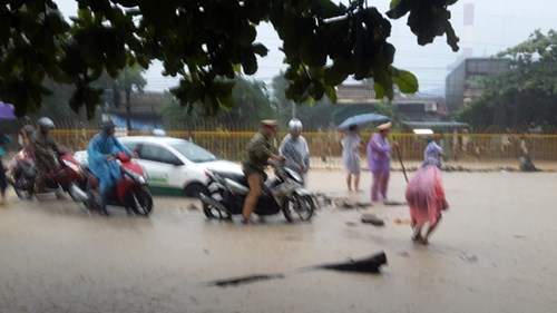 Hình ảnh CSGT dầm mưa phân luồng chống ùn tắc 4