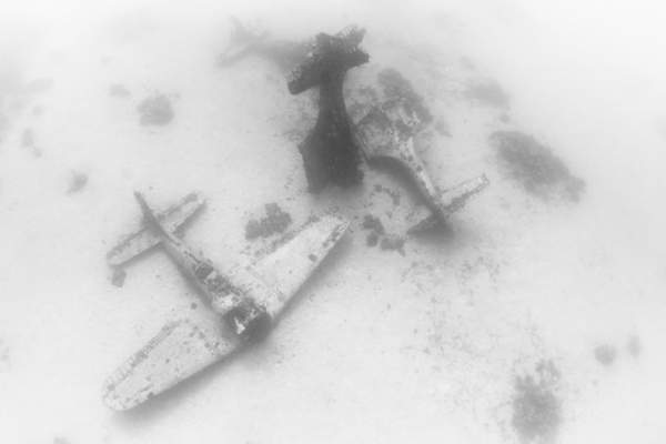 "Nghĩa địa" máy bay khổng lồ từ Thế Chiến II dưới đáy đại dương 9
