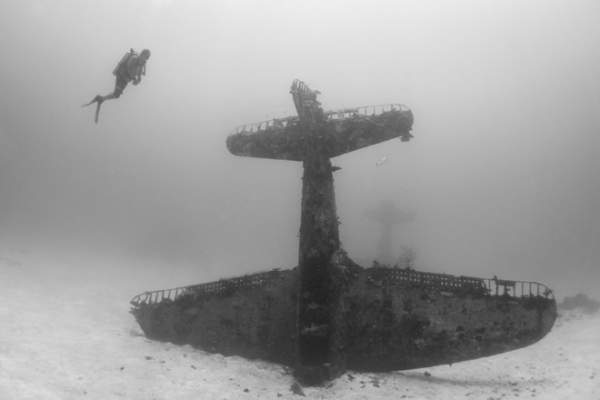 "Nghĩa địa" máy bay khổng lồ từ Thế Chiến II dưới đáy đại dương 4
