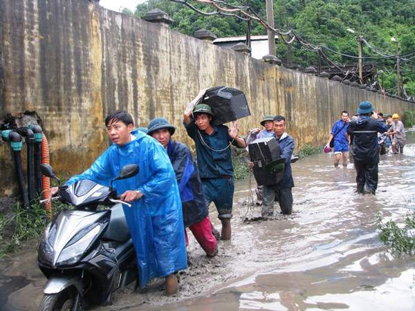 Mưa lũ ở Quảng Ninh làm 8 người chết, 6 người mất tích 9