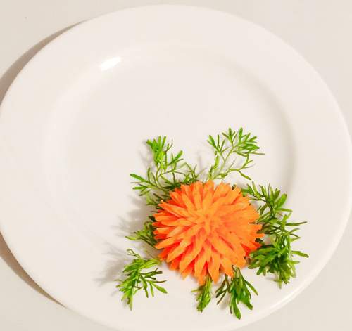 Cách tỉa hoa cà rốt đẹp mê hồn trang trí đĩa ăn 10