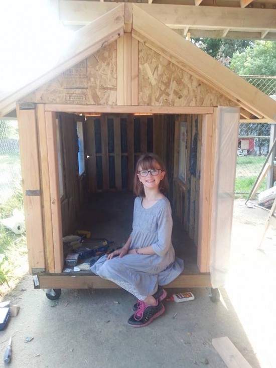 Bé 9 tuổi tặng rau củ, xây nhà ở cho người vô gia cư suốt 4 năm 12