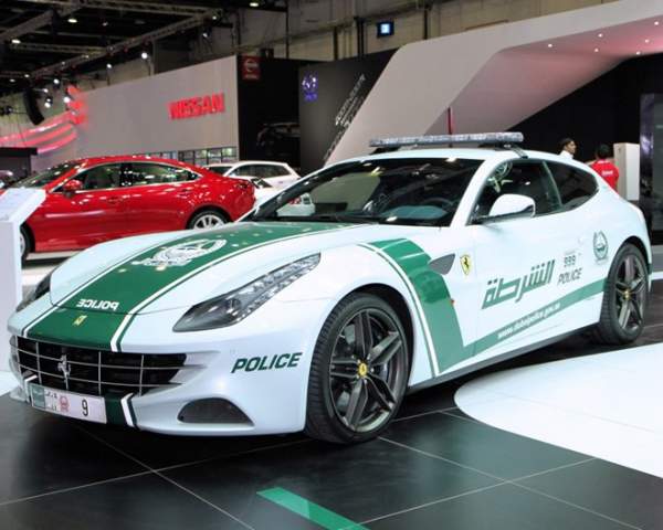 10 siêu xe đáng thèm muốn của cảnh sát Dubai năm 2015 3