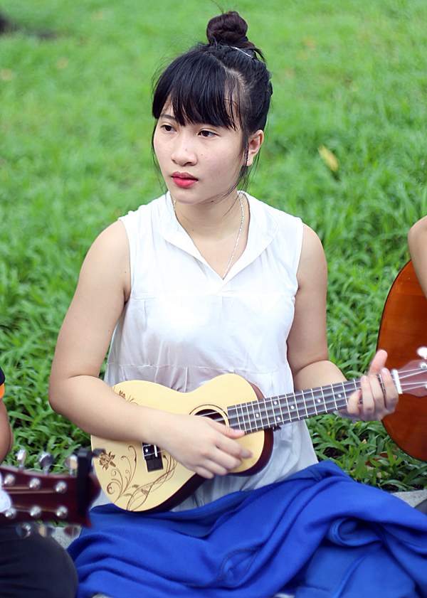 Giới trẻ Sài thành “du ca đường phố” với cây đàn ukulele 2