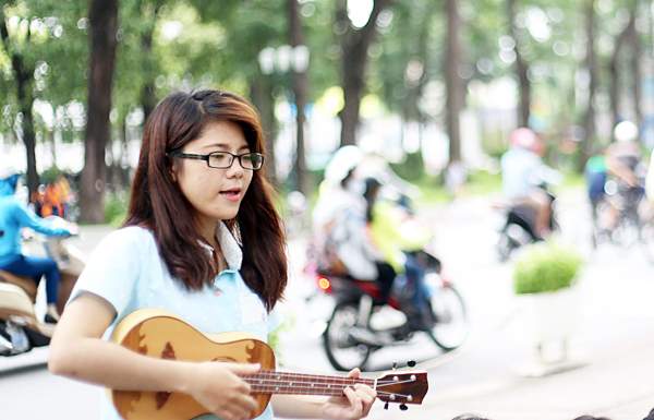 Giới trẻ Sài thành “du ca đường phố” với cây đàn ukulele 4