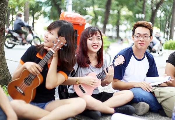 Giới trẻ Sài thành “du ca đường phố” với cây đàn ukulele 3