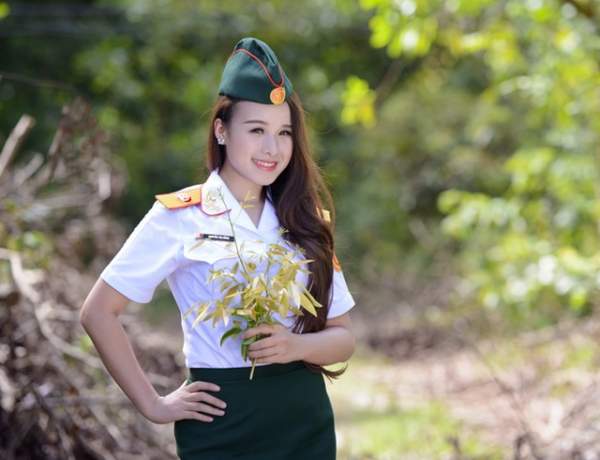 Vẻ đẹp ngọt ngào của nữ phát thanh viên quân đội 9