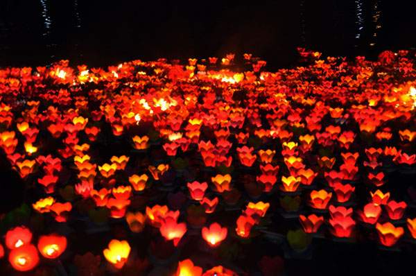 Sông Sài Gòn rực sáng ánh hoa đăng trong lễ Vu Lan 11