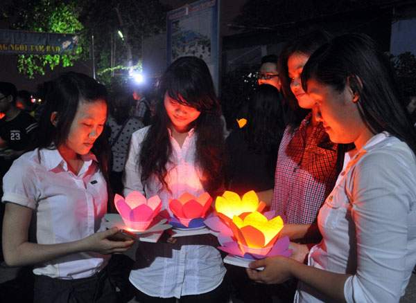 Sông Sài Gòn rực sáng ánh hoa đăng trong lễ Vu Lan 5