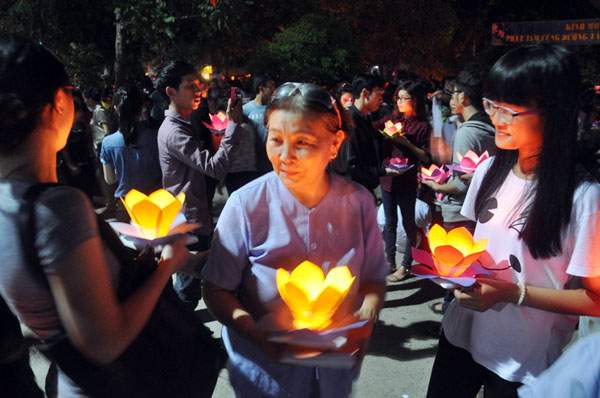Sông Sài Gòn rực sáng ánh hoa đăng trong lễ Vu Lan 2