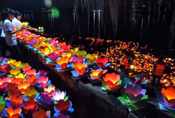 Sông Sài Gòn rực sáng ánh hoa đăng trong lễ Vu Lan 9