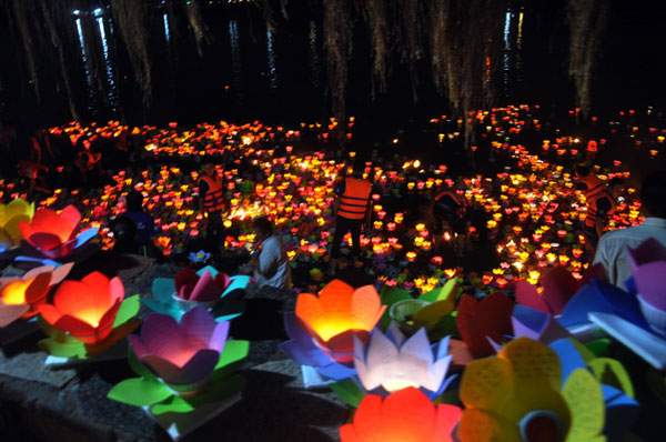 Sông Sài Gòn rực sáng ánh hoa đăng trong lễ Vu Lan 10
